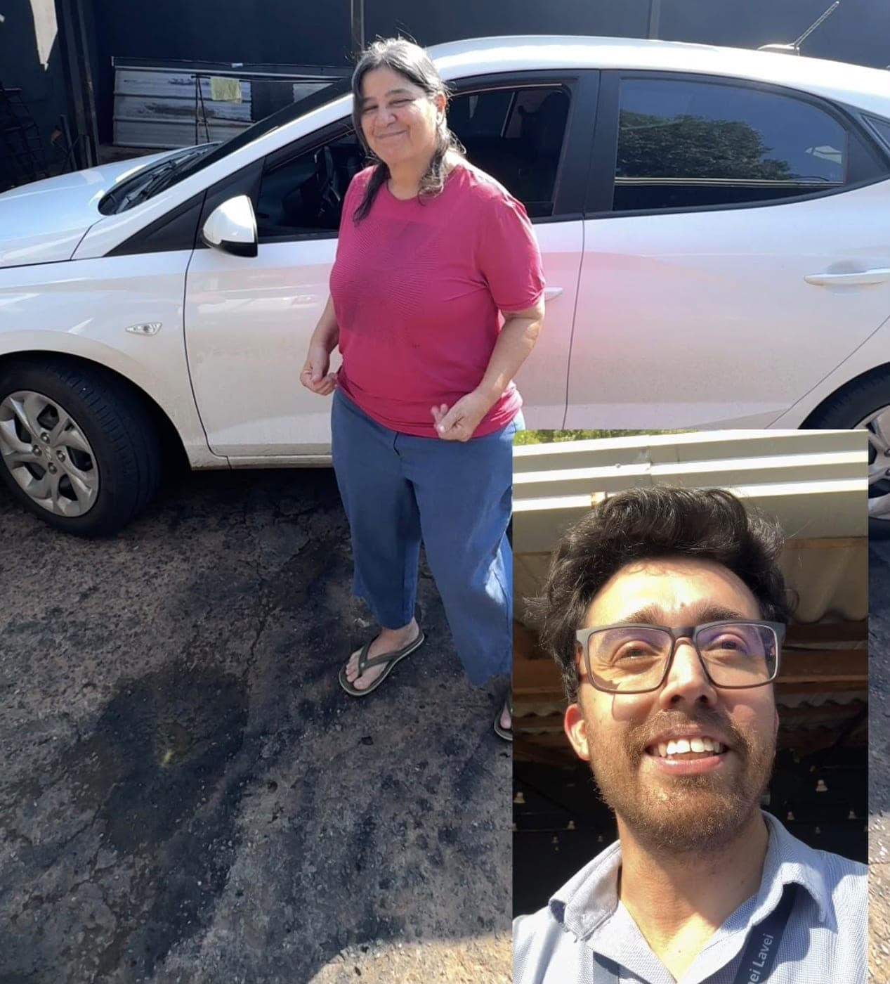 Cliente sorrindo ao lado do seu carro branco, com uma selfie da equipe Achei Lavei sobreposta